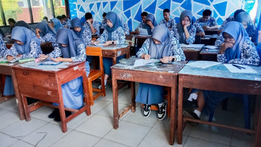 Mengarungi Tantangan: Pelaksanaan Penilaian Akhir Semester Ganjil 2023/2024 di SMAN 1 Bukitkemuning